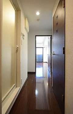 玄関　別部屋の画像を使用しております。