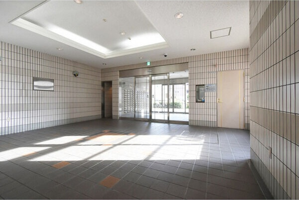 エントランス　ゆとりのあるエントランスです