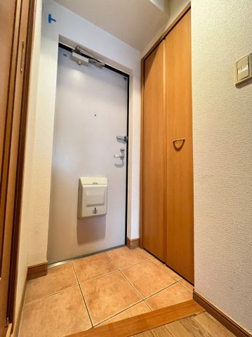 玄関　同物件、別号室の写真です。