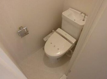 西武新宿線 井荻駅 徒歩4分 3階建 築41年のトイレ写真