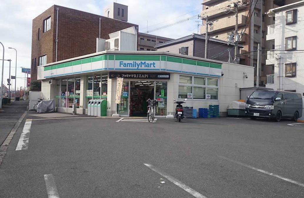 コンビニ　ファミリーマート八尾高安町店（コンビニ）まで1051m