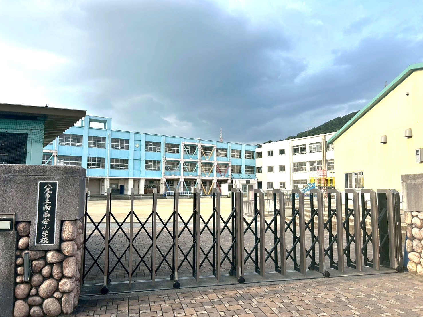 小学校　八尾市立南高安小学校（小学校）まで834m