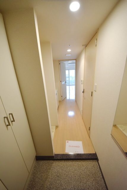 玄関　写真は同タイプ住居です。