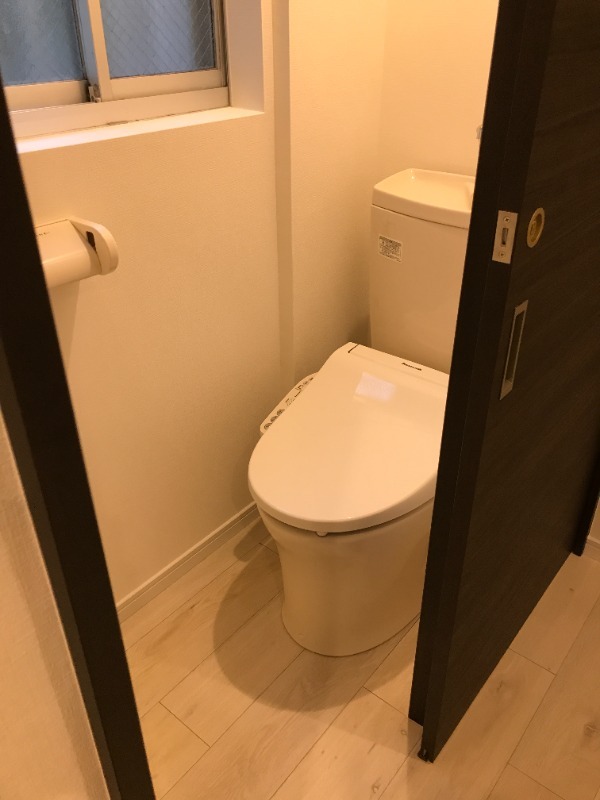 トイレ　トイレには窓付き