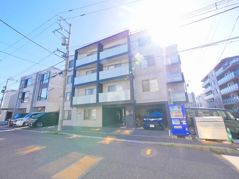 建物外観　ネット無料、エアコン、バルコニーなどなど充実設備です♪