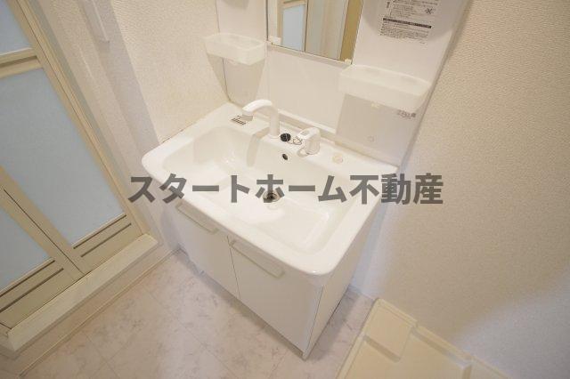 洗面設備　明るい洗面所です