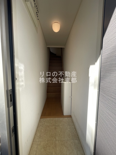 玄関　階段があるので玄関から直接お部屋を見られる心配がありません。