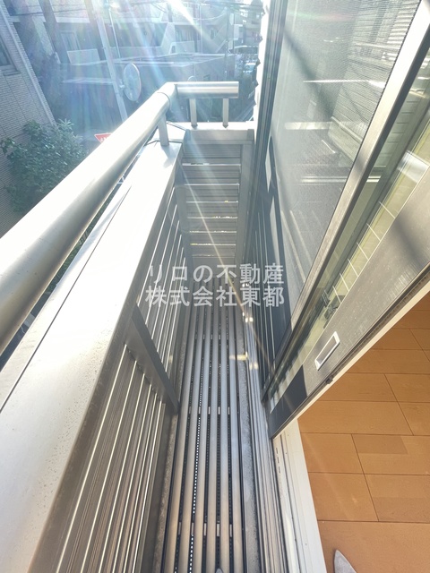 バルコニー　バルコニーがあるので洗濯物を太陽の下で干すことができます♪