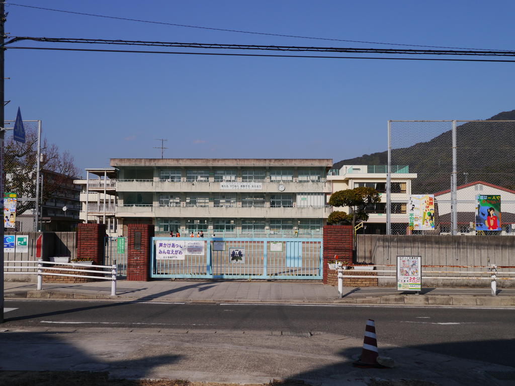 小学校　呉市立広小学校（小学校）まで160m