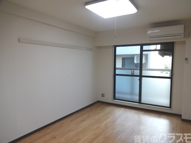 居室・リビング　窓からの光がいい感じです。