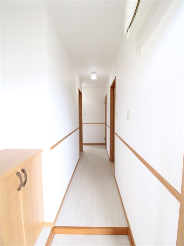 玄関　玄関ホール：下駄箱付