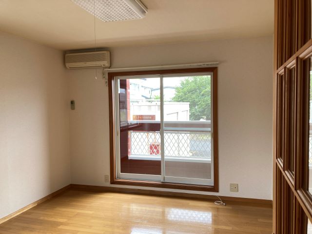 居室・リビング　角部屋　東側・北側に窓あり　明るい室内