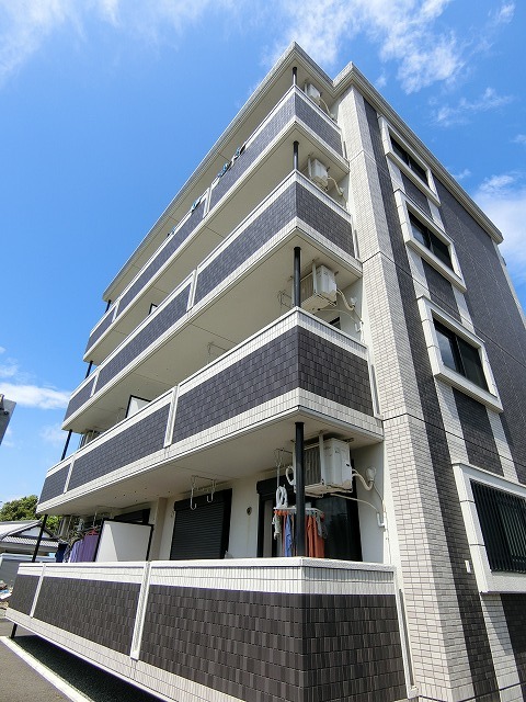 富士市鮫島のマンションの建物外観