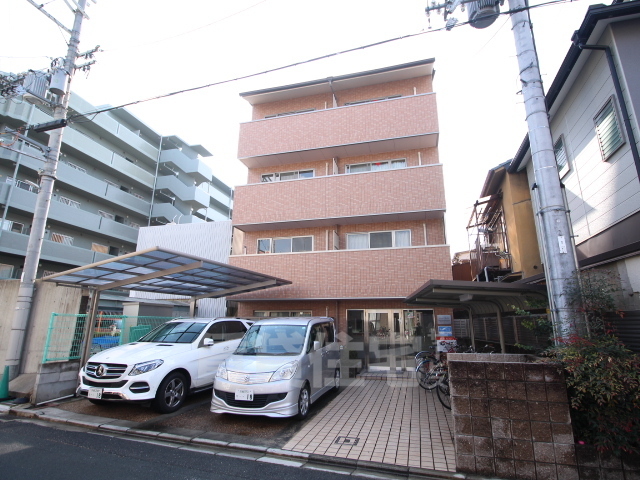 京都市南区西九条東島町のマンションの建物外観