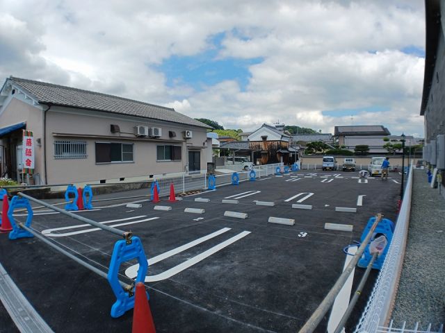 【北葛城郡王寺町本町のアパートの駐車場】