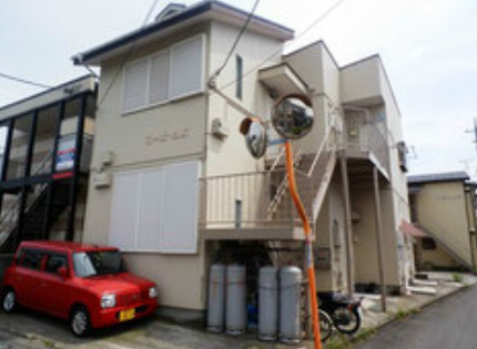 小田原市清水新田のアパートの建物外観