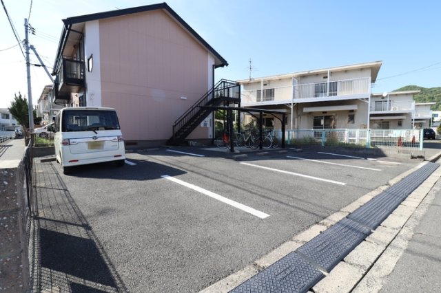 【アヴニール山本の駐車場】