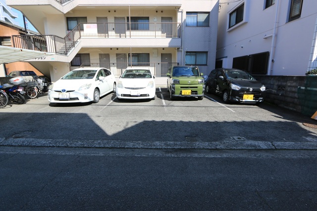 【松山市祇園町のマンションの駐車場】