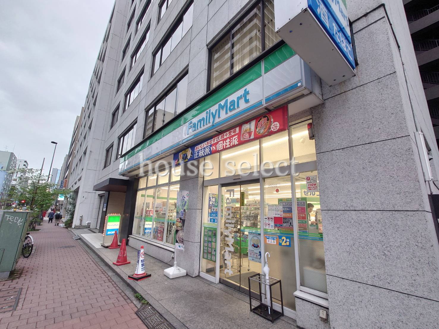 コンビニ　ファミリーマート湯島三丁目店（コンビニ）まで142m