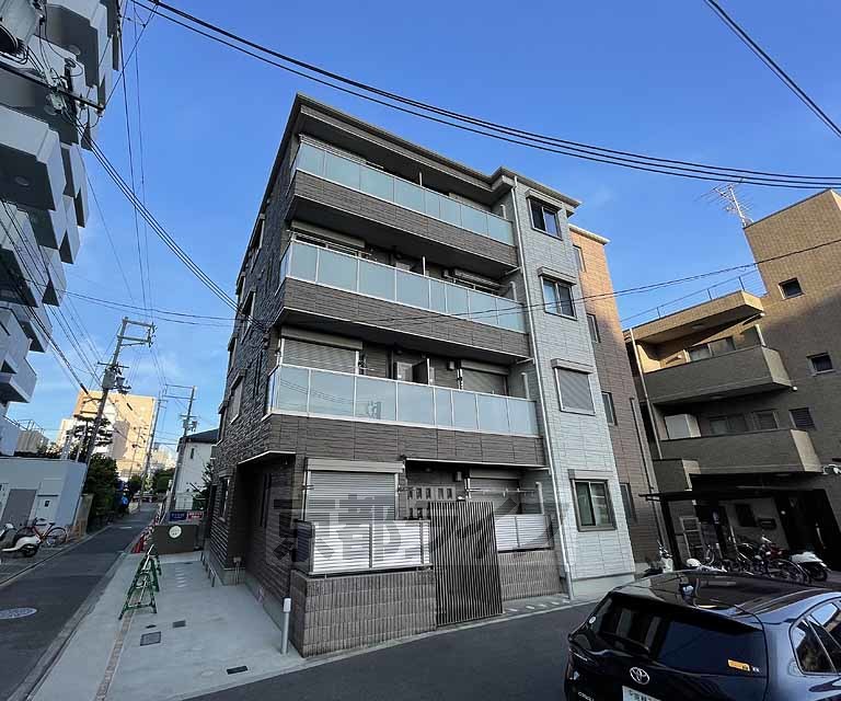 京都市右京区西院坤町のマンションの建物外観