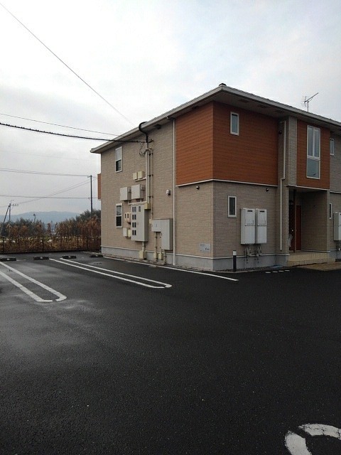 【苫田郡鏡野町布原のアパートの駐車場】