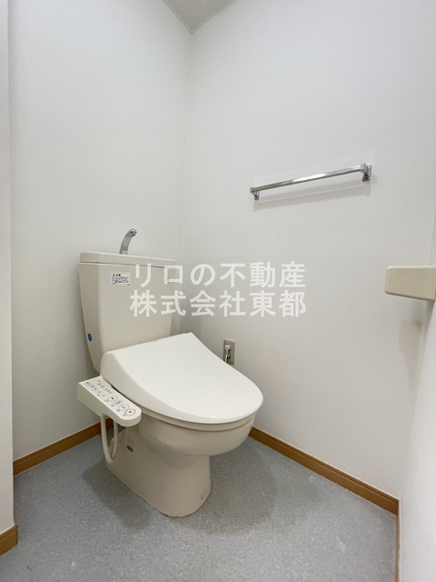 トイレ　白基調で清潔感のあるトイレです♪
