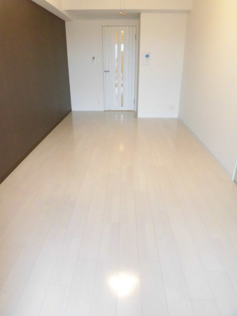 居室・リビング　広めの洋室とインテリアも楽しめます。