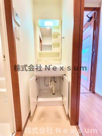 洗面設備　明るい洗面所です