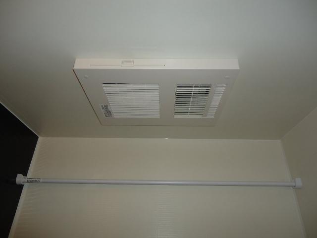 その他設備　浴室乾燥機付きで雨の日のお洗濯に便利です♪