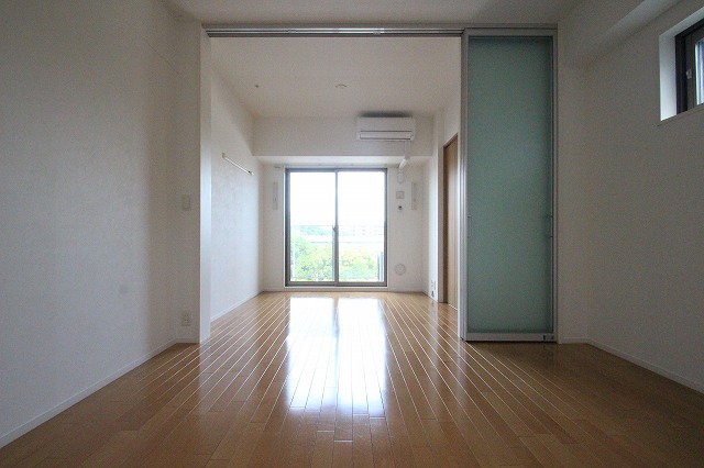 居室・リビング　同物件別室です。