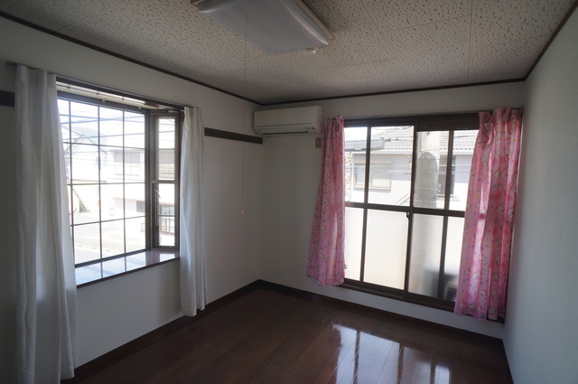 居室・リビング　２面採光なので、明るく風通しのよい過ごしやすいお部屋です♪