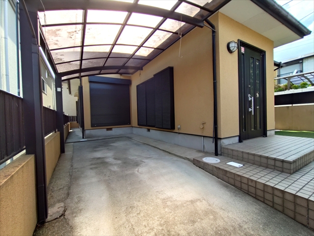 駐車場　シャッターと屋根のある駐車場です