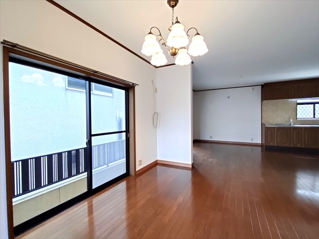 居室・リビング　リビングは広々空間、テーブルやソファーを配置できます