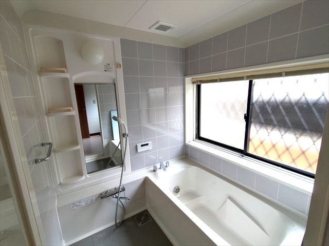 バス・シャワールーム　大きな窓のある明るいお風呂です