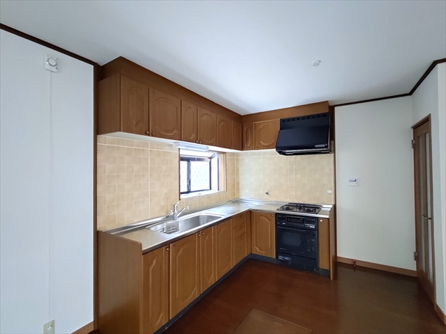 キッチン　広く使えるL字型オープンタイプのシステムキッチン