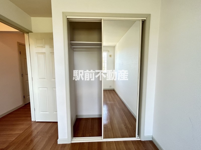 収納　クローゼット扉はミラーです