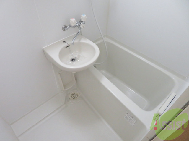 バス・シャワールーム　浴室はこちらのユニットバスになりますねー。