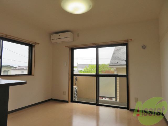 居室・リビング　大きな窓から日差しが入る明るいお部屋ですよ。