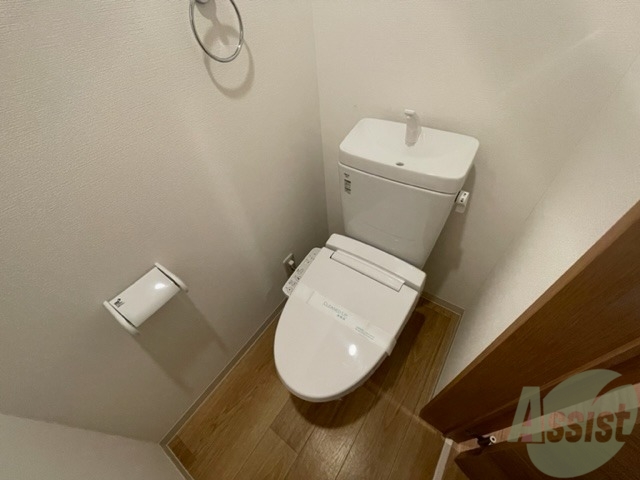 トイレ　こちら温水洗浄便座付きのお手洗いになります。