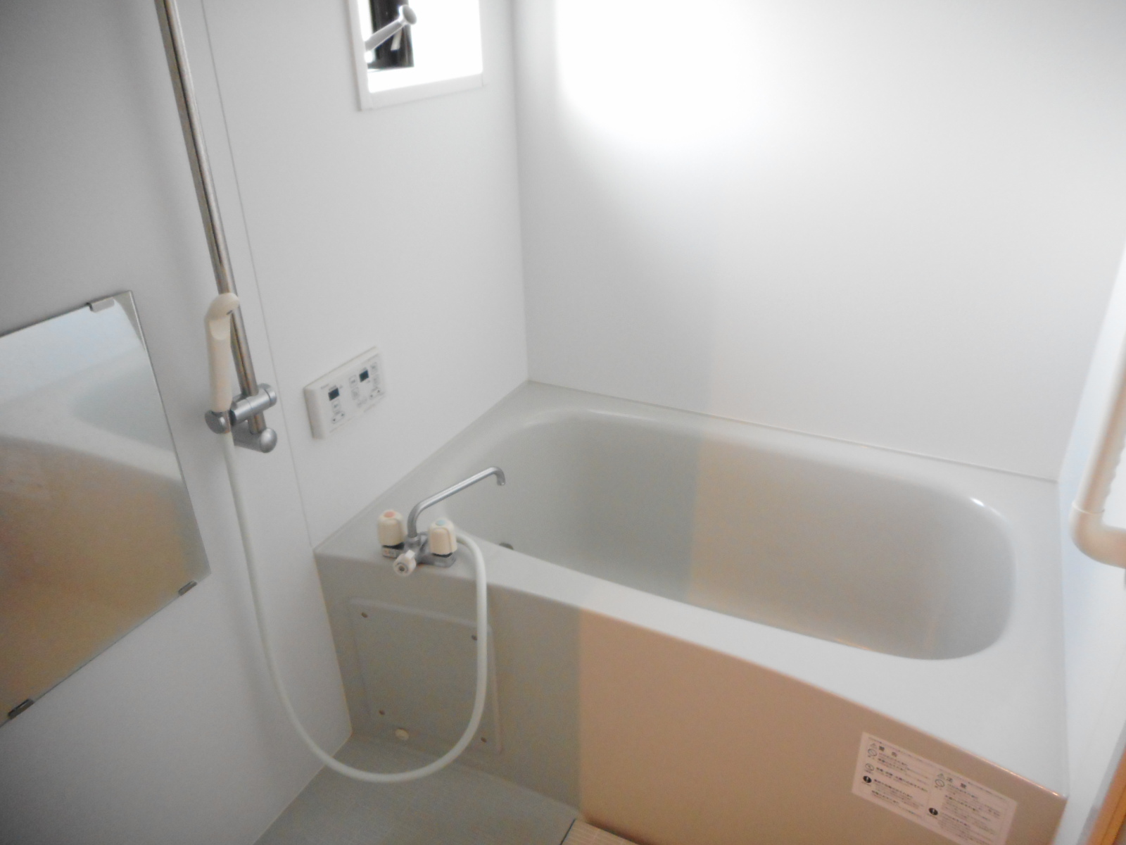 バス・シャワールーム　浴室にも小窓付いてます。ゆっくりお湯に浸かれる浴槽サイズ。