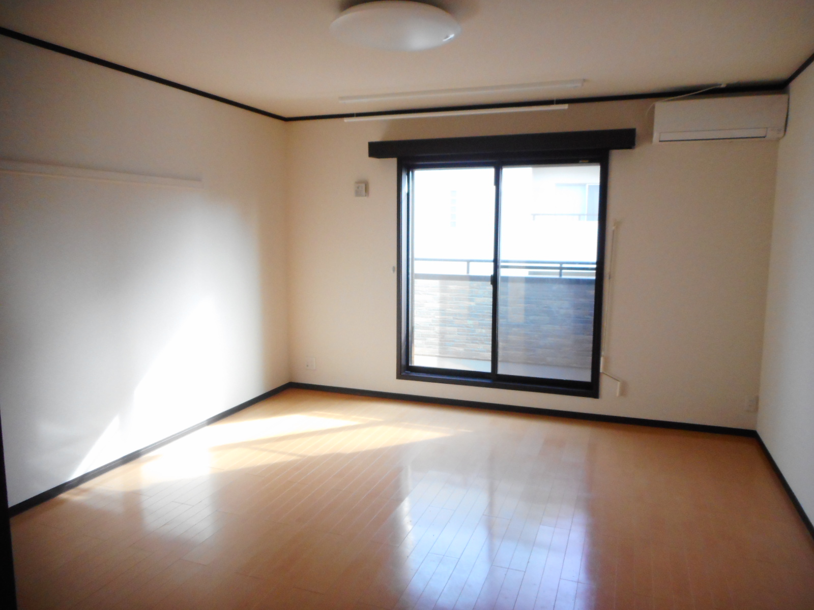 居室・リビング　南向きで陽当たり良好♪