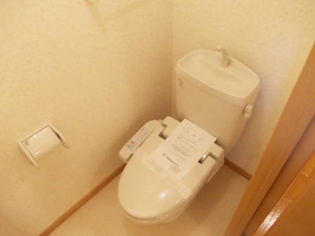 トイレ　同物件別号室の写真です。