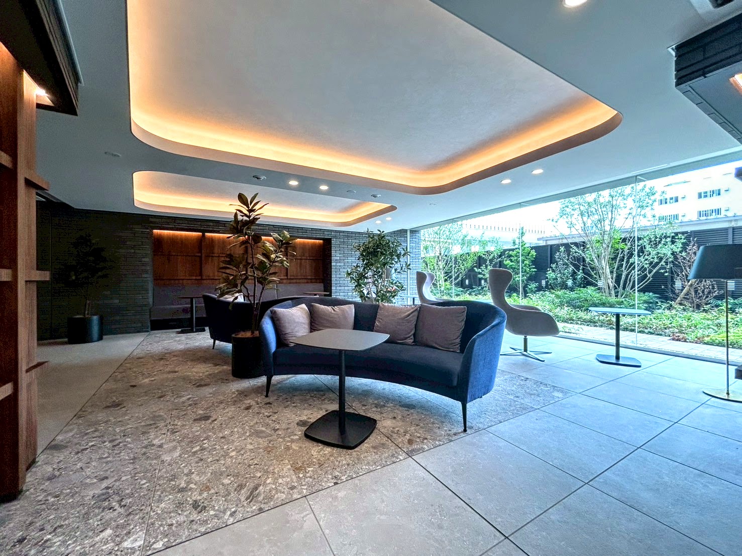 ロビー　共用ラウンジ（無人コンビニ・自動販売機付き）