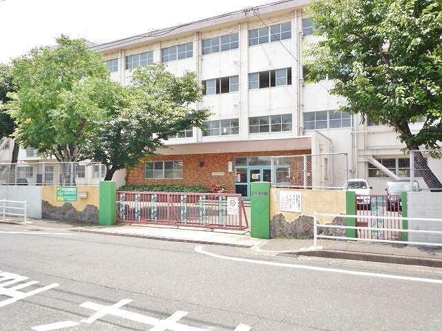 小学校　足立小学校（小学校）まで440m