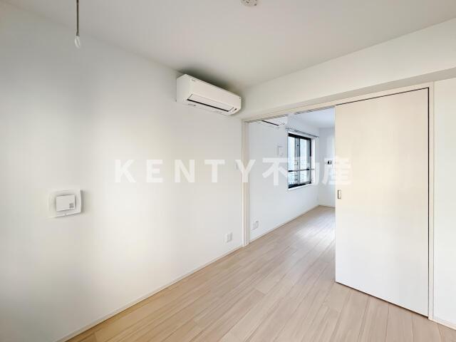 その他部屋・スペース　落ち着いた色調の寝室です