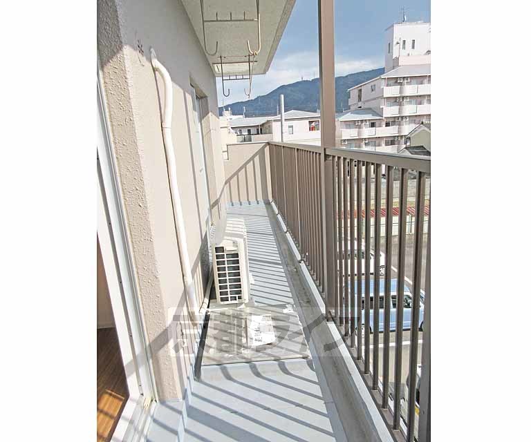 バルコニー　広いベランダで洗濯物も余裕を持って干せる・