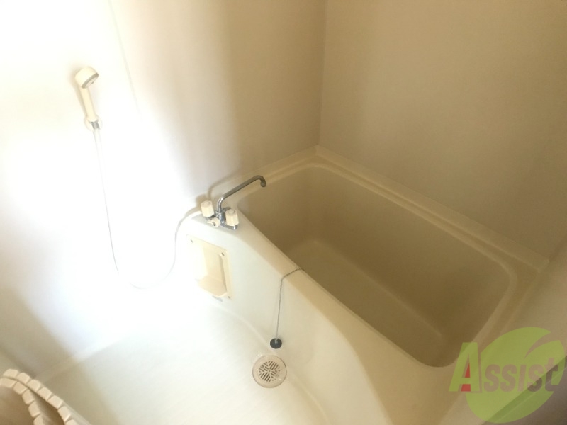 バス・シャワールーム　浴室はシンプル。一人暮らしにはちょうど良いサイズですね。