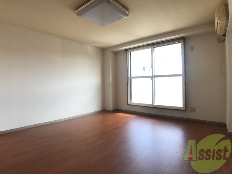 居室・リビング　８．５帖の洋室です。生活のメインとなる部屋ですね。