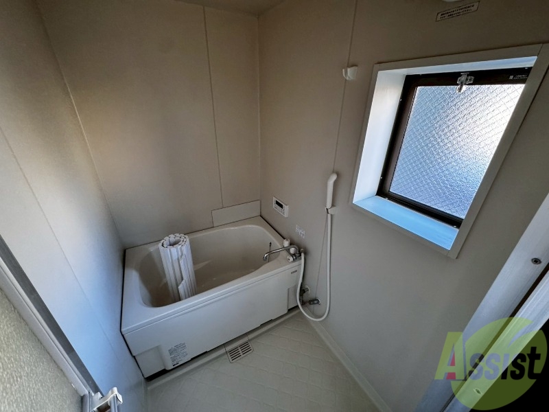 バス・シャワールーム　落ち着いたデザインの浴室。ゆったりできそうです。