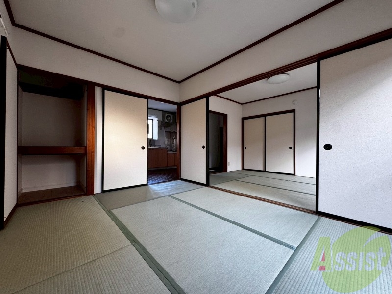 居室・リビング　広々とした和室の空間となっております。